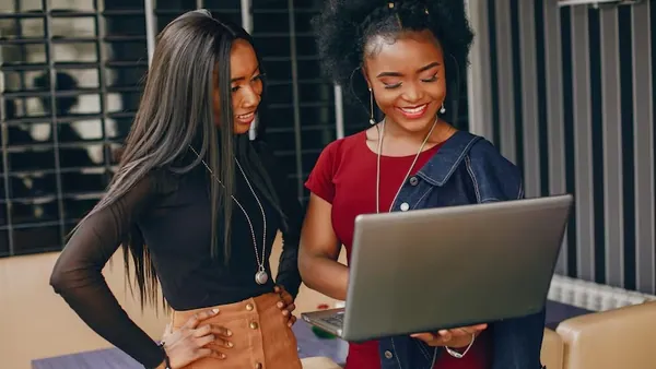 A businesswoman working in a cafe — how to automate an online business