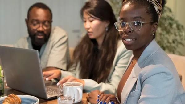 Business colleagues working in an office — how to build a delivery system for an online store