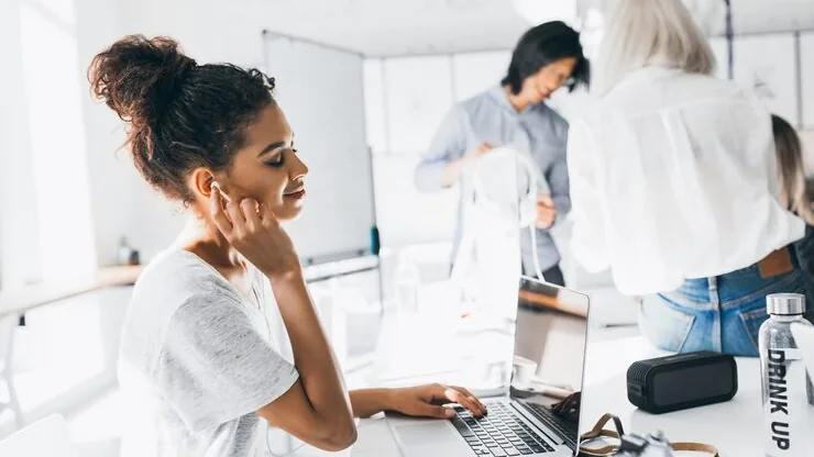 An African businesswoman at work in a cafe — an article about AI business assistant