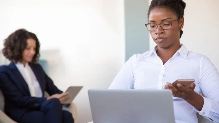 A businesswoman working in an office — an article about online sales funnel