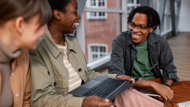 Business colleagues working in an office — how to prepare for an AI integration project