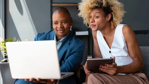 Business colleagues working in an office — an article about human support vs AI customer service