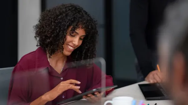 Business colleagues working in an office — an article about native vs cross-platform app development
